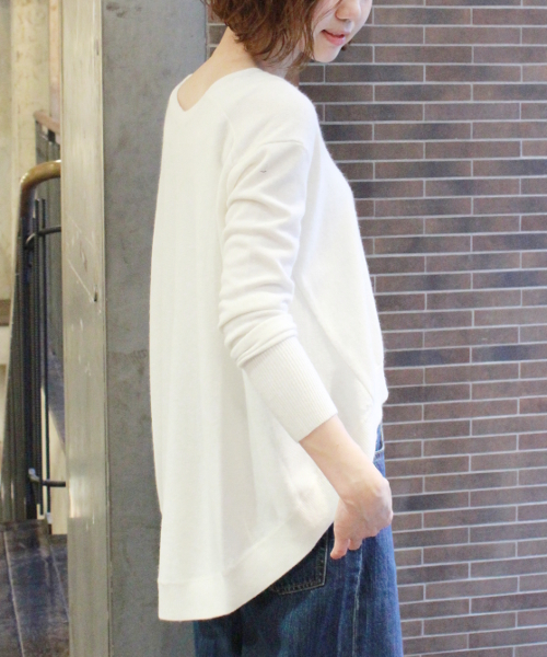 JOURNAL STANDARD（ジャーナルスタンダード）の「BACK フレアーVネックプルオーバー#（ニット/セーター・レディース・グレー/ホワイト/ベージュ/サックスブルー・FREE）」の18枚目の写真