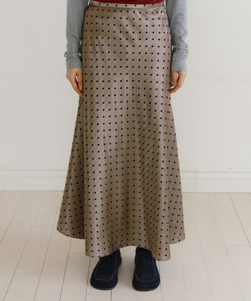 LUCIR ZU(ルシールズ)の「Satin Full Length Flare Skirt (brown)(スカート・レディース・その他・S/M)」の3枚目の写真