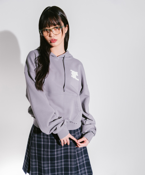 LMCの「WM GOTHIC APPLIQUE CROPPED HOODIE gray（パーカー・レディース・その他・S/M）」の2枚目の写真