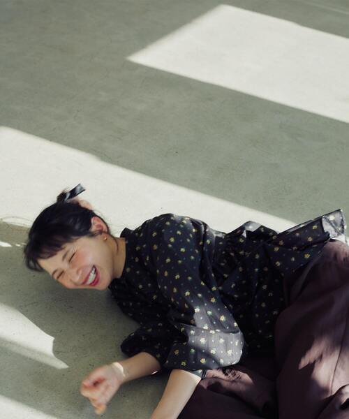 ADIEU TRISTESSE（アデュートリステス）の「【3月お気に入り登録ブランド内2位】kazumiさんコラボ　リバティプリントブラウス（シャツ/ブラウス・レディース・ブルー系その他/ブラック系その他・38）」の7枚目の写真