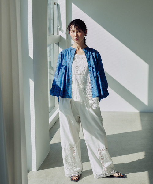 ADIEU TRISTESSE（アデュートリステス）の「【3月お気に入り登録ブランド内2位】kazumiさんコラボ　リバティプリントブラウス（シャツ/ブラウス・レディース・ブルー系その他/ブラック系その他・38）」の2枚目の写真