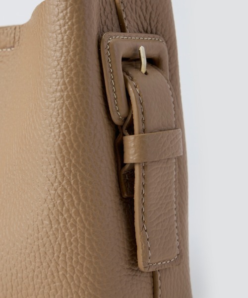 PELLICO（ペリーコ）の「ANELLI TURNLOCK MINI バッグ CAMEL（ショルダーバッグ・レディース・キャメル・FREE）」の5枚目の写真