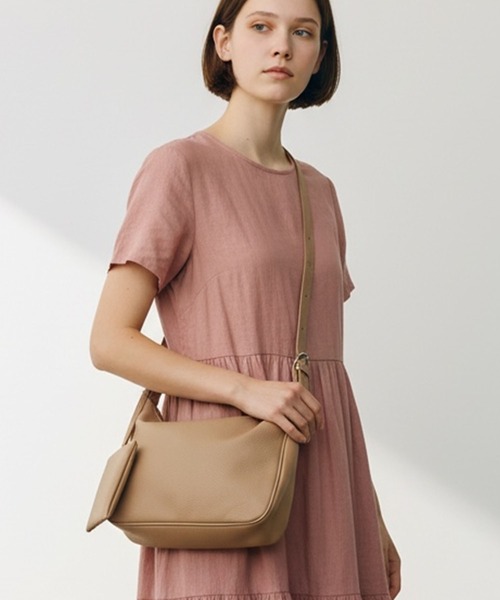 AO2（アオズ）の「Basic Shoulder Bag with Mini Pouch, Faux / ミニポーチ付き フェイクレザー ベーシックショルダーバッグ 秋 秋服 2026年秋冬（ショルダーバッグ・レディース・ブラック/ホワイト/ブラウン/ベージュ・FREE）」の4枚目の写真