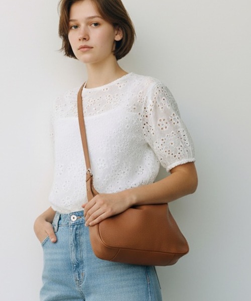 AO2（アオズ）の「Basic Shoulder Bag with Mini Pouch, Faux / ミニポーチ付き フェイクレザー ベーシックショルダーバッグ 秋 秋服 2026年秋冬（ショルダーバッグ・レディース・ブラック/ホワイト/ブラウン/ベージュ・FREE）」の3枚目の写真