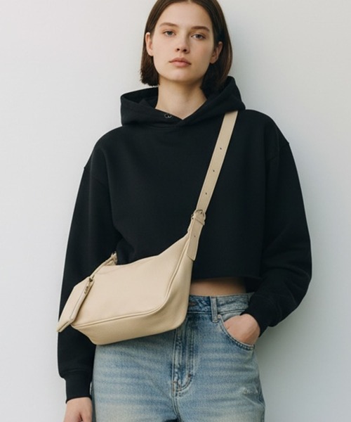AO2（アオズ）の「Basic Shoulder Bag with Mini Pouch, Faux / ミニポーチ付き フェイクレザー ベーシックショルダーバッグ 秋 秋服 2026年秋冬（ショルダーバッグ・レディース・ブラック/ホワイト/ブラウン/ベージュ・FREE）」の2枚目の写真