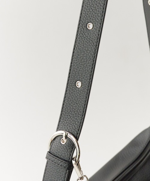 AO2（アオズ）の「Basic Shoulder Bag with Mini Pouch, Faux / ミニポーチ付き フェイクレザー ベーシックショルダーバッグ 秋 秋服 2026年秋冬（ショルダーバッグ・レディース・ブラック/ホワイト/ブラウン/ベージュ・FREE）」の16枚目の写真