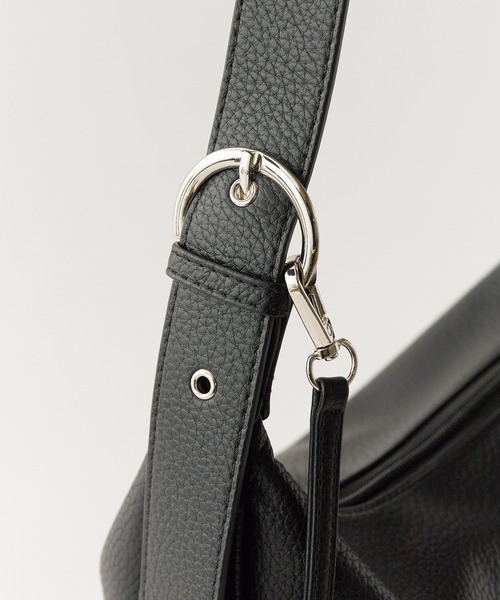 AO2（アオズ）の「Basic Shoulder Bag with Mini Pouch, Faux / ミニポーチ付き フェイクレザー ベーシックショルダーバッグ 秋 秋服 2026年秋冬（ショルダーバッグ・レディース・ブラック/ホワイト/ブラウン/ベージュ・FREE）」の15枚目の写真