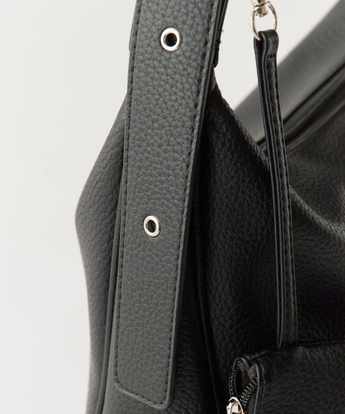 AO2（アオズ）の「Basic Shoulder Bag with Mini Pouch, Faux / ミニポーチ付き フェイクレザー ベーシックショルダーバッグ 秋 秋服 2026年秋冬（ショルダーバッグ・レディース・ブラック/ホワイト/ブラウン/ベージュ・FREE）」の14枚目の写真