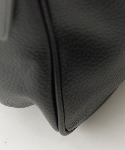 AO2（アオズ）の「Basic Shoulder Bag with Mini Pouch, Faux / ミニポーチ付き フェイクレザー ベーシックショルダーバッグ 秋 秋服 2026年秋冬（ショルダーバッグ・レディース・ブラック/ホワイト/ブラウン/ベージュ・FREE）」の11枚目の写真