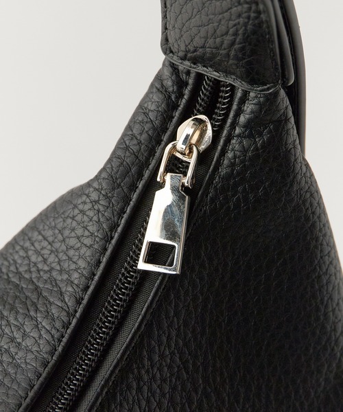 AO2（アオズ）の「Basic Shoulder Bag with Mini Pouch, Faux / ミニポーチ付き フェイクレザー ベーシックショルダーバッグ 秋 秋服 2026年秋冬（ショルダーバッグ・レディース・ブラック/ホワイト/ブラウン/ベージュ・FREE）」の10枚目の写真