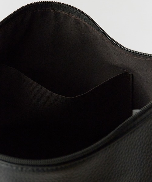 AO2（アオズ）の「Basic Shoulder Bag with Mini Pouch, Faux / ミニポーチ付き フェイクレザー ベーシックショルダーバッグ 秋 秋服 2026年秋冬（ショルダーバッグ・レディース・ブラック/ホワイト/ブラウン/ベージュ・FREE）」の9枚目の写真