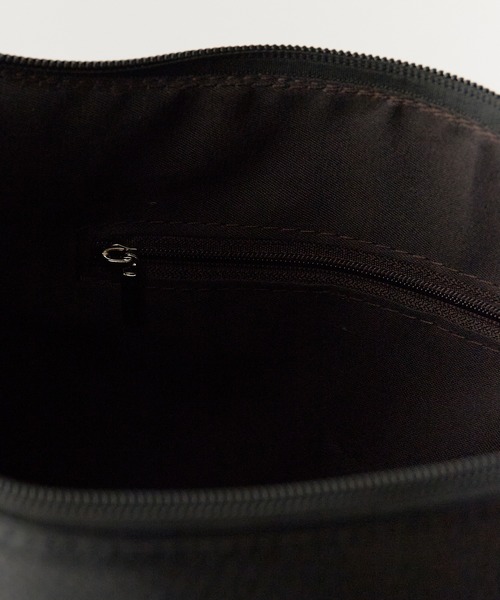 AO2（アオズ）の「Basic Shoulder Bag with Mini Pouch, Faux / ミニポーチ付き フェイクレザー ベーシックショルダーバッグ 秋 秋服 2026年秋冬（ショルダーバッグ・レディース・ブラック/ホワイト/ブラウン/ベージュ・FREE）」の8枚目の写真