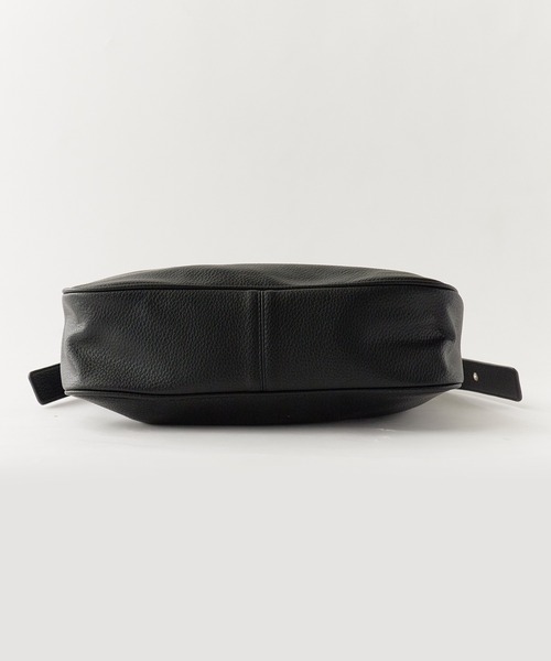 AO2（アオズ）の「Basic Shoulder Bag with Mini Pouch, Faux / ミニポーチ付き フェイクレザー ベーシックショルダーバッグ 秋 秋服 2026年秋冬（ショルダーバッグ・レディース・ブラック/ホワイト/ブラウン/ベージュ・FREE）」の5枚目の写真