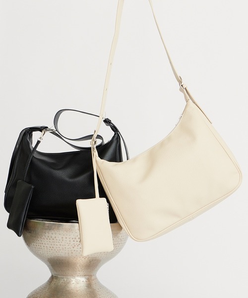 AO2（アオズ）の「Basic Shoulder Bag with Mini Pouch, Faux / ミニポーチ付き フェイクレザー ベーシックショルダーバッグ 秋 秋服 2026年秋冬（ショルダーバッグ・レディース・ブラック/ホワイト/ブラウン/ベージュ・FREE）」の22枚目の写真