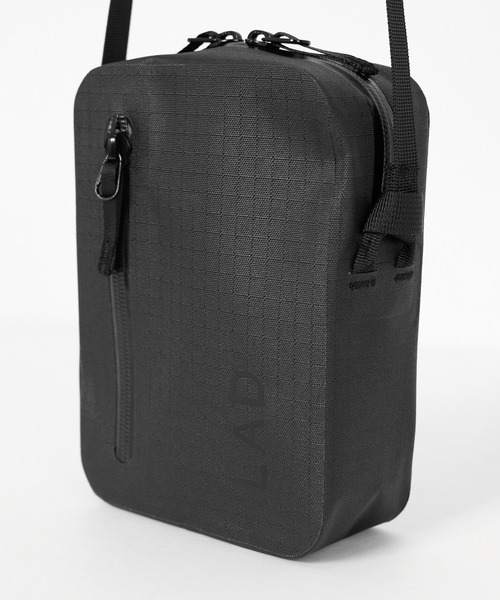 LAD MUSICIAN（ラッドミュージシャン）の「WELDER MINI SHOULDER BAG（ショルダーバッグ・メンズ・ブラック×ブラック/ブラック系・FREE）」の4枚目の写真