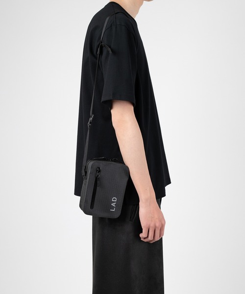 LAD MUSICIAN（ラッドミュージシャン）の「WELDER MINI SHOULDER BAG（ショルダーバッグ・メンズ・ブラック×ブラック/ブラック系・FREE）」の13枚目の写真
