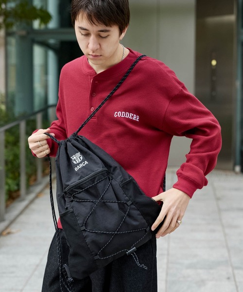 MONO-MART(モノマート)の「FC BARCELONA/FCバルセロナ 別注 エンブレムロゴ刺繍 マルチポケット ドローコード ナップサック(バックパック/リュック・メンズ・オフホワイト/ブラック・FREE)」の3枚目の写真