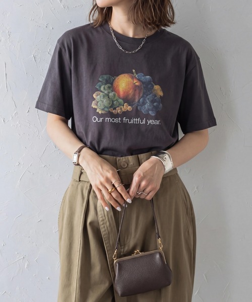 FRUIT OF THE LOOM(フルーツオブザルーム)の「【FRUIT OF THE LOOM×UNDOVE】別注 レトロロゴビックTシャツ (フルーツオブザルーム/FTL/フルーツロゴ/ビンテージロゴ/フルーツTシャツ/フルーツ柄/ゆったりT/配色/有/UVカット/抗菌防臭/吸水速乾/ストレッチ)(Tシャツ/カットソー・レディース・チャコール/ホワイト・SMALL/MEDIUM/LARGE)」の2枚目の写真