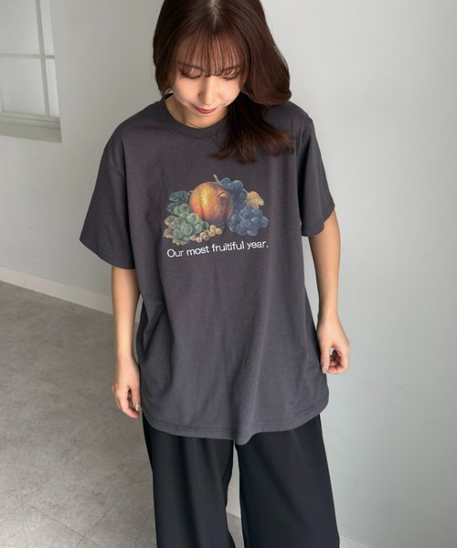 FRUIT OF THE LOOM(フルーツオブザルーム)の「【FRUIT OF THE LOOM×UNDOVE】別注 レトロロゴビックTシャツ (フルーツオブザルーム/FTL/フルーツロゴ/ビンテージロゴ/フルーツTシャツ/フルーツ柄/ゆったりT/配色/有/UVカット/抗菌防臭/吸水速乾/ストレッチ)(Tシャツ/カットソー・レディース・チャコール/ホワイト・SMALL/MEDIUM/LARGE)」の15枚目の写真