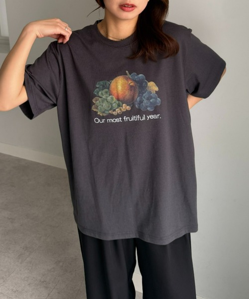 FRUIT OF THE LOOM(フルーツオブザルーム)の「【FRUIT OF THE LOOM×UNDOVE】別注 レトロロゴビックTシャツ (フルーツオブザルーム/FTL/フルーツロゴ/ビンテージロゴ/フルーツTシャツ/フルーツ柄/ゆったりT/配色/有/UVカット/抗菌防臭/吸水速乾/ストレッチ)(Tシャツ/カットソー・レディース・チャコール/ホワイト・SMALL/MEDIUM/LARGE)」の12枚目の写真