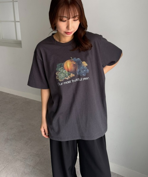 FRUIT OF THE LOOM(フルーツオブザルーム)の「【FRUIT OF THE LOOM×UNDOVE】別注 レトロロゴビックTシャツ (フルーツオブザルーム/FTL/フルーツロゴ/ビンテージロゴ/フルーツTシャツ/フルーツ柄/ゆったりT/配色/有/UVカット/抗菌防臭/吸水速乾/ストレッチ)(Tシャツ/カットソー・レディース・チャコール/ホワイト・SMALL/MEDIUM/LARGE)」の5枚目の写真