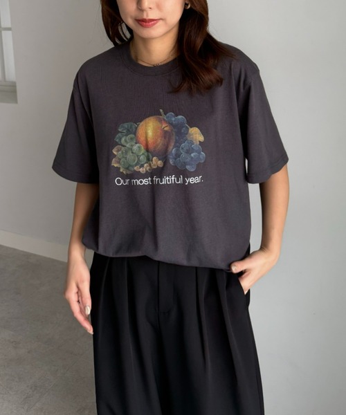 FRUIT OF THE LOOM(フルーツオブザルーム)の「【FRUIT OF THE LOOM×UNDOVE】別注 レトロロゴビックTシャツ (フルーツオブザルーム/FTL/フルーツロゴ/ビンテージロゴ/フルーツTシャツ/フルーツ柄/ゆったりT/配色/有/UVカット/抗菌防臭/吸水速乾/ストレッチ)(Tシャツ/カットソー・レディース・チャコール/ホワイト・SMALL/MEDIUM/LARGE)」の13枚目の写真