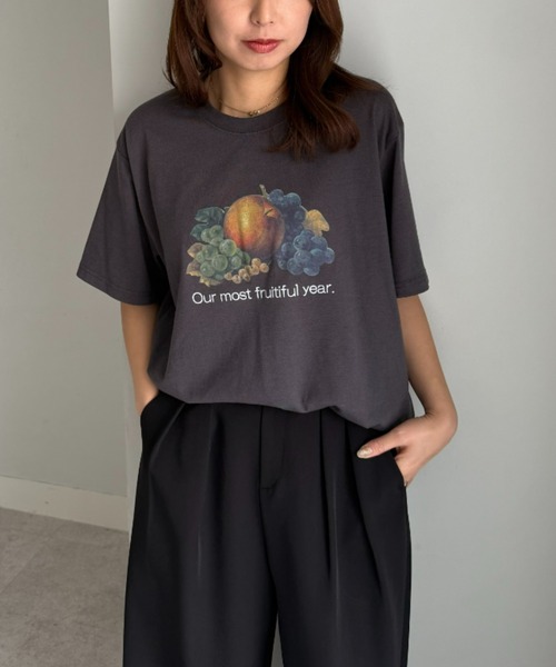 FRUIT OF THE LOOM(フルーツオブザルーム)の「【FRUIT OF THE LOOM×UNDOVE】別注 レトロロゴビックTシャツ (フルーツオブザルーム/FTL/フルーツロゴ/ビンテージロゴ/フルーツTシャツ/フルーツ柄/ゆったりT/配色/有/UVカット/抗菌防臭/吸水速乾/ストレッチ)(Tシャツ/カットソー・レディース・チャコール/ホワイト・SMALL/MEDIUM/LARGE)」の6枚目の写真