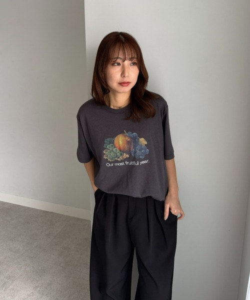 FRUIT OF THE LOOM(フルーツオブザルーム)の「【FRUIT OF THE LOOM×UNDOVE】別注 レトロロゴビックTシャツ (フルーツオブザルーム/FTL/フルーツロゴ/ビンテージロゴ/フルーツTシャツ/フルーツ柄/ゆったりT/配色/有/UVカット/抗菌防臭/吸水速乾/ストレッチ)(Tシャツ/カットソー・レディース・チャコール/ホワイト・SMALL/MEDIUM/LARGE)」の14枚目の写真
