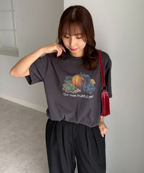 FRUIT OF THE LOOM(フルーツオブザルーム)の「【FRUIT OF THE LOOM×UNDOVE】別注 レトロロゴビックTシャツ (フルーツオブザルーム/FTL/フルーツロゴ/ビンテージロゴ/フルーツTシャツ/フルーツ柄/ゆったりT/配色/有/UVカット/抗菌防臭/吸水速乾/ストレッチ)(Tシャツ/カットソー・レディース・チャコール/ホワイト・SMALL/MEDIUM/LARGE)」の16枚目の写真