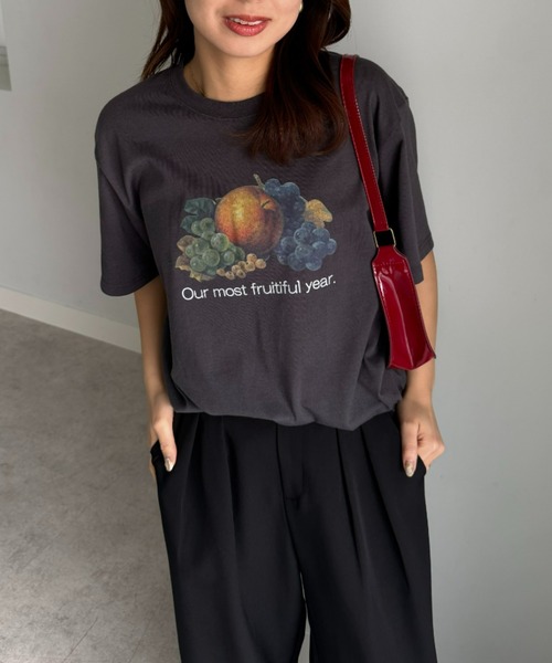 FRUIT OF THE LOOM(フルーツオブザルーム)の「【FRUIT OF THE LOOM×UNDOVE】別注 レトロロゴビックTシャツ (フルーツオブザルーム/FTL/フルーツロゴ/ビンテージロゴ/フルーツTシャツ/フルーツ柄/ゆったりT/配色/有/UVカット/抗菌防臭/吸水速乾/ストレッチ)(Tシャツ/カットソー・レディース・チャコール/ホワイト・SMALL/MEDIUM/LARGE)」の17枚目の写真
