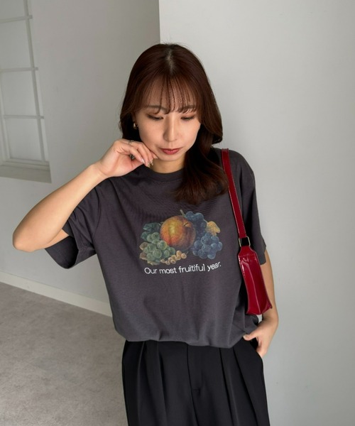 FRUIT OF THE LOOM(フルーツオブザルーム)の「【FRUIT OF THE LOOM×UNDOVE】別注 レトロロゴビックTシャツ (フルーツオブザルーム/FTL/フルーツロゴ/ビンテージロゴ/フルーツTシャツ/フルーツ柄/ゆったりT/配色/有/UVカット/抗菌防臭/吸水速乾/ストレッチ)(Tシャツ/カットソー・レディース・チャコール/ホワイト・SMALL/MEDIUM/LARGE)」の7枚目の写真