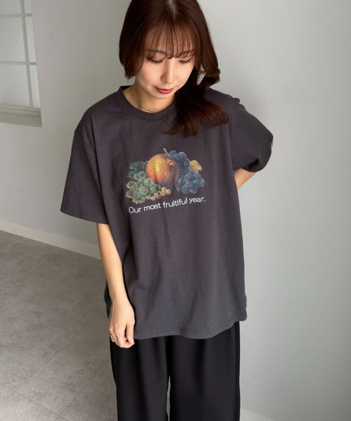FRUIT OF THE LOOM(フルーツオブザルーム)の「【FRUIT OF THE LOOM×UNDOVE】別注 レトロロゴビックTシャツ (フルーツオブザルーム/FTL/フルーツロゴ/ビンテージロゴ/フルーツTシャツ/フルーツ柄/ゆったりT/配色/有/UVカット/抗菌防臭/吸水速乾/ストレッチ)(Tシャツ/カットソー・レディース・チャコール/ホワイト・SMALL/MEDIUM/LARGE)」の11枚目の写真