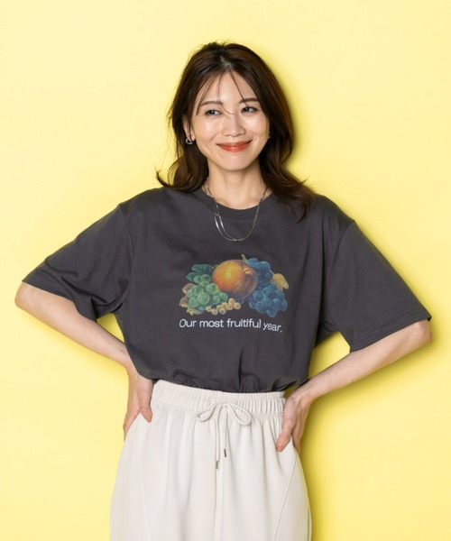 FRUIT OF THE LOOM(フルーツオブザルーム)の「【FRUIT OF THE LOOM×UNDOVE】別注 レトロロゴビックTシャツ (フルーツオブザルーム/FTL/フルーツロゴ/ビンテージロゴ/フルーツTシャツ/フルーツ柄/ゆったりT/配色/有/UVカット/抗菌防臭/吸水速乾/ストレッチ)(Tシャツ/カットソー・レディース・チャコール/ホワイト・SMALL/MEDIUM/LARGE)」の21枚目の写真