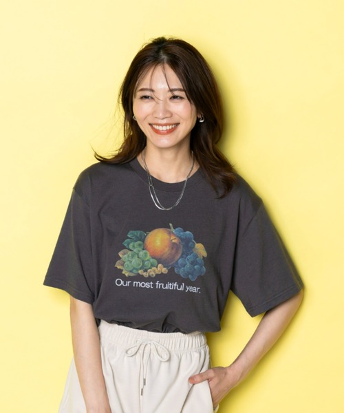 FRUIT OF THE LOOM(フルーツオブザルーム)の「【FRUIT OF THE LOOM×UNDOVE】別注 レトロロゴビックTシャツ (フルーツオブザルーム/FTL/フルーツロゴ/ビンテージロゴ/フルーツTシャツ/フルーツ柄/ゆったりT/配色/有/UVカット/抗菌防臭/吸水速乾/ストレッチ)(Tシャツ/カットソー・レディース・チャコール/ホワイト・SMALL/MEDIUM/LARGE)」の22枚目の写真