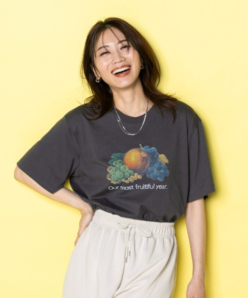 FRUIT OF THE LOOM(フルーツオブザルーム)の「【FRUIT OF THE LOOM×UNDOVE】別注 レトロロゴビックTシャツ (フルーツオブザルーム/FTL/フルーツロゴ/ビンテージロゴ/フルーツTシャツ/フルーツ柄/ゆったりT/配色/有/UVカット/抗菌防臭/吸水速乾/ストレッチ)(Tシャツ/カットソー・レディース・チャコール/ホワイト・SMALL/MEDIUM/LARGE)」の22枚目の写真
