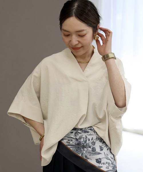 Aletta vita(アレッタビータ)の「【後ろ姿に華を添える バックフリルブラウス】エステルローンバックフリルドルマンブラウス(シャツ/ブラウス・レディース・ネイビー/オフホワイト/ライトベージュ/ブラック・M)」の7枚目の写真