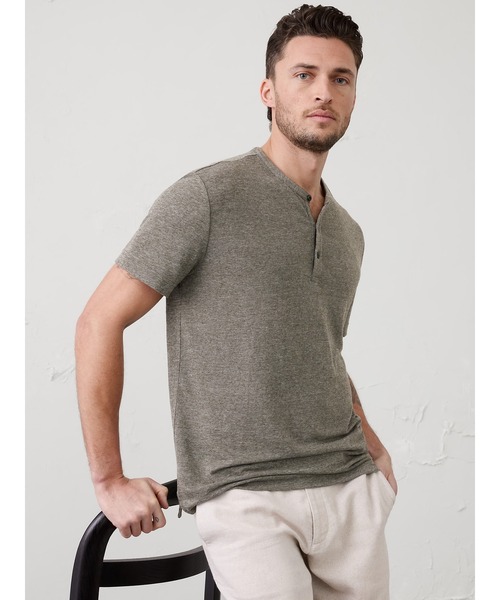 BANANA REPUBLIC FACTORY STORE(バナナリパブリック ファクトリーストア)の「BANANA REPUBLIC FACTORY STORE リネンブレンド ヘンリーTシャツ(Tシャツ/カットソー・メンズ・カーキ/アイボリー・S/M/L/XL)」の1枚目の写真