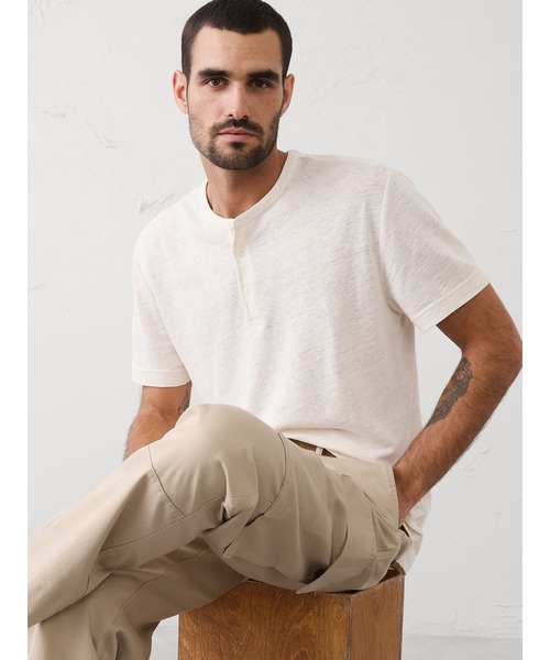 BANANA REPUBLIC FACTORY STORE(バナナリパブリック ファクトリーストア)の「BANANA REPUBLIC FACTORY STORE リネンブレンド ヘンリーTシャツ(Tシャツ/カットソー・メンズ・カーキ/アイボリー・S/M/L/XL)」の2枚目の写真
