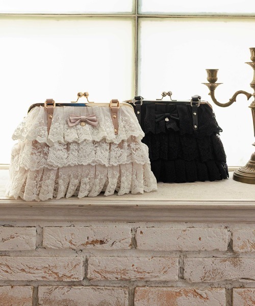 axes femme(アクシーズファム)の「レースフリルがま口バッグ(ボストンバッグ・レディース・ブラック/キナリ・FREE)」の3枚目の写真