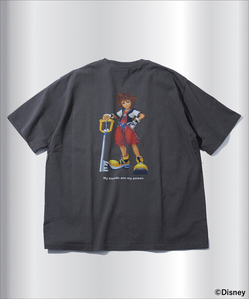 FREAK'S STORE(フリークスストア)の「FREAK’S STORE/フリークスストア KINGDOM HEARTS/SORA/GRAPHIC TEE/ソラ/グラフィックTシャツ(Tシャツ/カットソー・メンズ・ホワイト/ブラック・MEDIUM/LARGE/X-LARGE)」の2枚目の写真