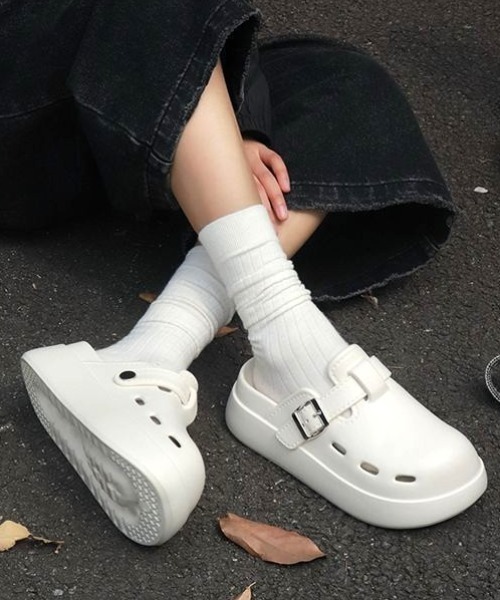 Vipoa（ヴィポア）の「Belt design slippon sandals（サンダル・レディース・ホワイト/ブラック・LARGE/MEDIUM/SMALL）」の2枚目の写真