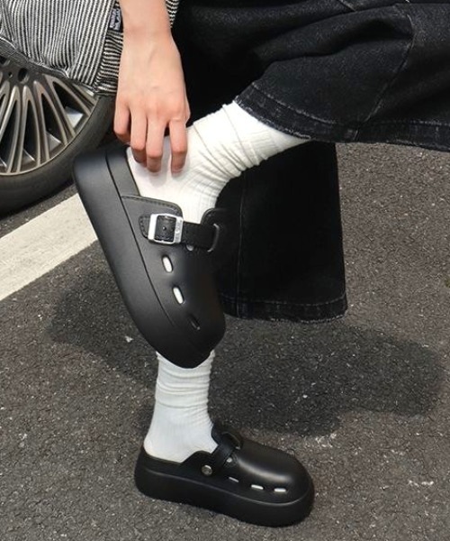 Vipoa（ヴィポア）の「Belt design slippon sandals（サンダル・レディース・ホワイト/ブラック・LARGE/MEDIUM/SMALL）」の3枚目の写真