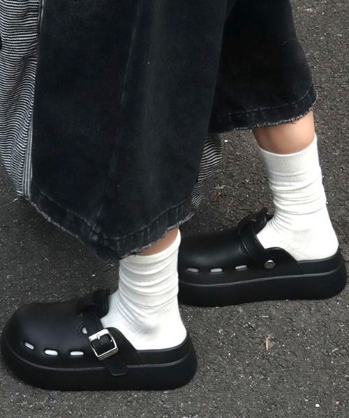 Vipoa（ヴィポア）の「Belt design slippon sandals（サンダル・レディース・ホワイト/ブラック・LARGE/MEDIUM/SMALL）」の4枚目の写真