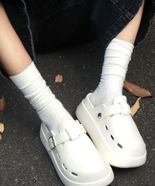 Vipoa（ヴィポア）の「Belt design slippon sandals（サンダル・レディース・ホワイト/ブラック・LARGE/MEDIUM/SMALL）」の9枚目の写真