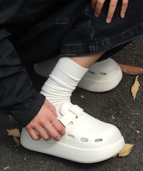 Vipoa（ヴィポア）の「Belt design slippon sandals（サンダル・レディース・ホワイト/ブラック・LARGE/MEDIUM/SMALL）」の10枚目の写真