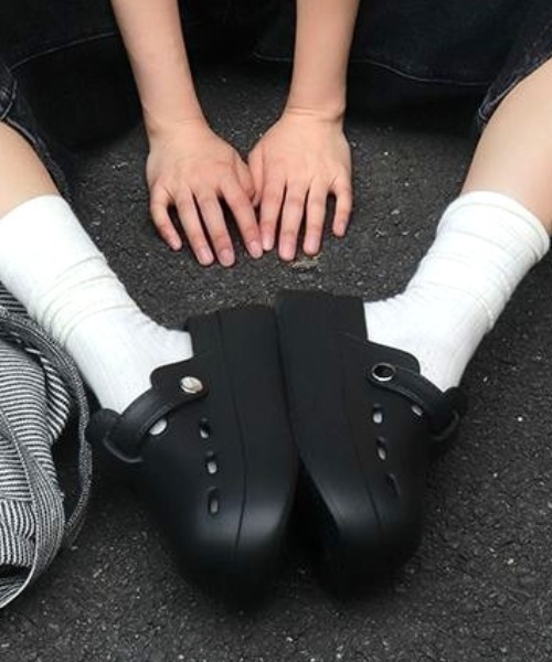 Vipoa（ヴィポア）の「Belt design slippon sandals（サンダル・レディース・ホワイト/ブラック・LARGE/MEDIUM/SMALL）」の6枚目の写真