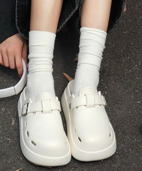 Vipoa（ヴィポア）の「Belt design slippon sandals（サンダル・レディース・ホワイト/ブラック・LARGE/MEDIUM/SMALL）」の11枚目の写真