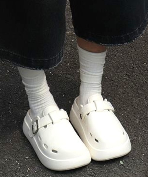 Vipoa（ヴィポア）の「Belt design slippon sandals（サンダル・レディース・ホワイト/ブラック・LARGE/MEDIUM/SMALL）」の12枚目の写真