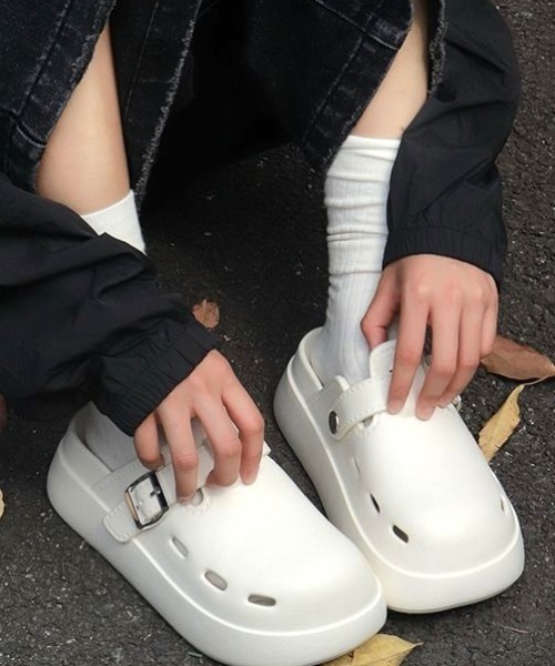 Vipoa（ヴィポア）の「Belt design slippon sandals（サンダル・レディース・ホワイト/ブラック・LARGE/MEDIUM/SMALL）」の13枚目の写真