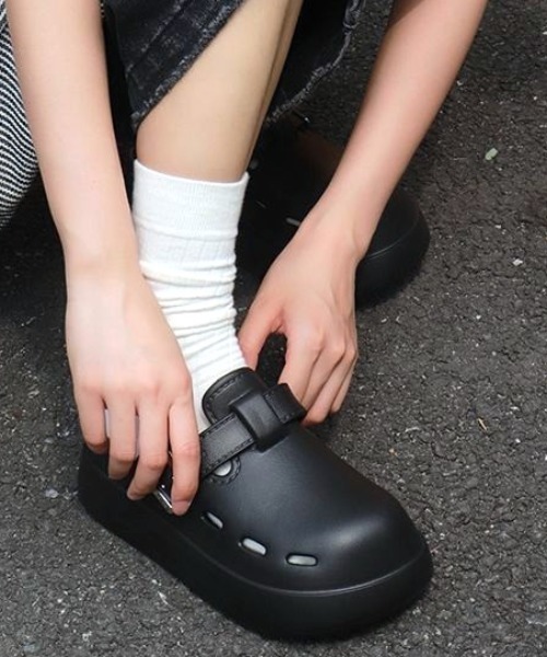 Vipoa（ヴィポア）の「Belt design slippon sandals（サンダル・レディース・ホワイト/ブラック・LARGE/MEDIUM/SMALL）」の8枚目の写真